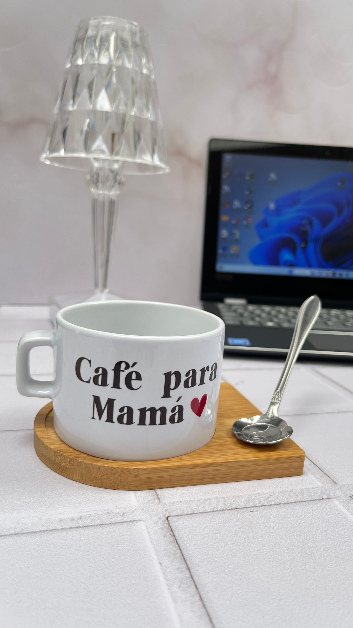 Taza con base de madera y cucharilla
